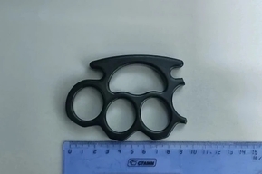 Полицейские поймали молодого человека, который пришёл в суд с кастетом