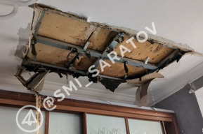 «Огромный пласт штукатурки и конструкций рухнул вниз под тяжестью воды»: в очередном памятнике архитектуры в Саратове обрушился потолок