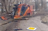 В Саратове мусоровоз врезался в дерево и перевернулся
