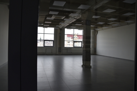 Фуршет, одинокая женщина за стеклянной дверью и почти полная пустота: показываем, как выглядит технопарк «Саратов Диджитал»