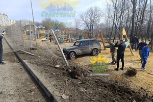 В Саратове «Нива» протаранила площадку, на которой играли дети: по словам очевидцев, водитель был неадекватен