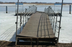 Построенная за счет бюджета пристань рядом с саратовским аэропортом развалилась и опасно накренилась