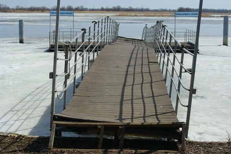 Построенная за счет бюджета пристань рядом с саратовским аэропортом развалилась и опасно накренилась