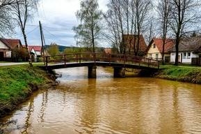 Из-за подъёма уровня воды в реке в Пугачевском районе перелило мост: движение по нему остановлено
