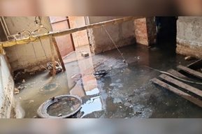 «В подъездах стоит невыносимый запах, который уже проникает в квартиры»: подвал дома в третий раз за полгода затопило фекалиями