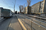 На 1-й Дачной из-за остановки для «скоростного трамвая» заузили тротуар и сдвинули пешеходный переход