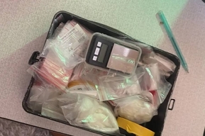 Весы, три пакета и 13 свертков с веществом: дома у саратовца нашли крупную партию опасного товара