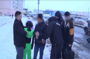 Обвинённого в жестоком убийстве жены саратовца не стали заключать под стражу, несмотря на протесты её матери и прокурора