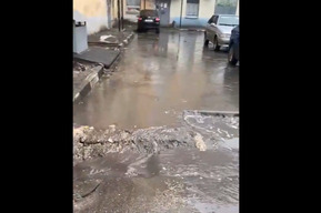 «Люди прыгают вокруг по грязи, а машины бьются всем подряд»: во дворе жилого дома после «раскопок» коммунальщиков образовалась огромная яма, через которую вода подтапливает фундамент
