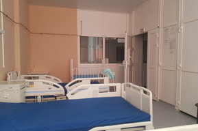 Санавиация доставила в Саратов пять пострадавших в аварии с перевернувшимся автобусом — среди них есть дети