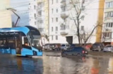 Саратовцы сравнили с «Валдаем» «скоростной трамвай», который скользит по исчезнувшим под водой рельсам на Огородной