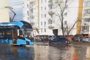 Саратовцы сравнили с «Валдаем» трамвай, который скользит по исчезнувшем под водой рельсам на Огородной