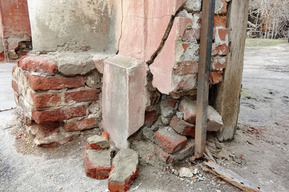 «Ситуация критическая»: в жилом доме-памятнике разрушается входная арка