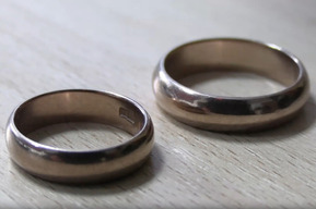 Продавец курток зашёл домой к пенсионеру, забрал его обручальные кольца и попытался уехать из Саратовской области