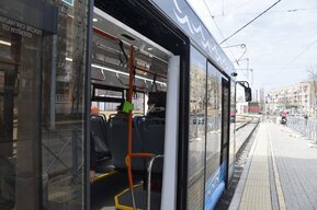 «Ударилась рёбрами»: саратовчанку забрали на «скорой» из «скоростного трамвая»