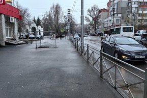 «Вдоль стенки придётся протискиваться»: жителей Саратова удивили намеченные места под столбы для «скоростного трамвая» на Советской рядом с Детским парком