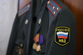 Полицейский увидел, как в соседнем доме разбили окно балкона, поспешил задержать виновника, но был избит