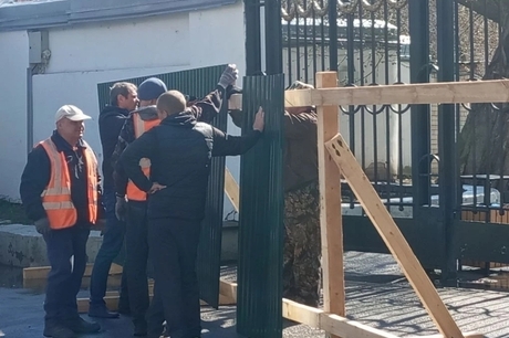 Вход в Городской парк Саратова начинают закрывать сплошным забором, за которым собираются уничтожить новую детскую площадку за 20 миллионов