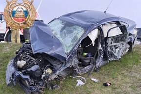 В Саратовской области иномарка столкнулась с «КамАЗом»: водитель легковушки попал в больницу