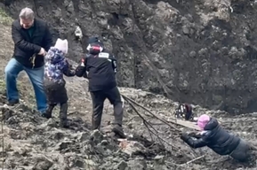 Дети по пояс тонут в грязевой жиже возле брошенной «Саратовводоканалом» ямы у ЖК «Царицынский» (видео спасения)