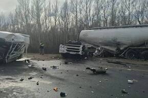 В Хвалынском районе столкнулись две фуры: оба водителя получили травмы