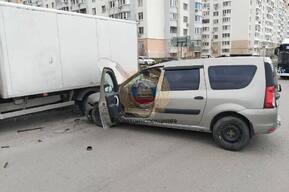 В Саратове легковушка въехала в бок грузовику