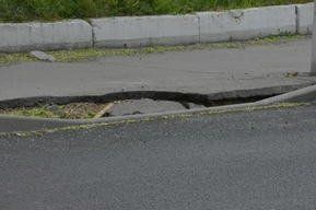 На ремонт тротуара на одной улице в Саратове потратят 15 миллионов рублей: где и как долго будут вестись работы