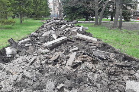 «И это вскопать, и это вскопать, быстрей, скорей!»: в Городском парке начали крушить дорожки, тяжёлая техника замечена на газонах особо охраняемой зоны (ВИДЕО)