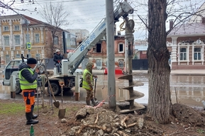 «Получено положительное заключение госэкспертизы»: в центре Саратова столбы ставят вплотную к деревьям (из-за уничтоженных корней они будут угрожать прохожим)