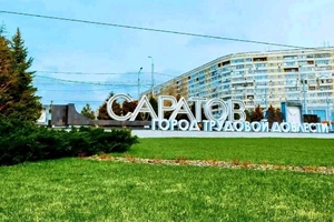 «Фото очень красивые, но…»: мэрия Саратова предложила жителям насладиться видом больших падающих букв на въезде в город