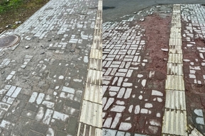 Пока на площади Кирова меняют плитку, у нового ТЮЗа она приходит в упадок