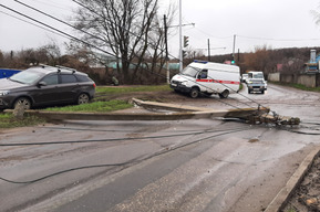 В Поливановке упавший столб перекрыл дорогу: машинам приходится объезжать по трамвайным рельсам
