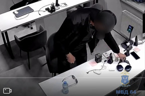 Посетитель фитнес центра украл наушники за 40 тысяч и продал их за полторы