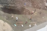 Огромная, опасная яма возле ЖК «Царицынский» возмутила защитницу прав детей
