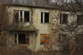 Администрация потратит больше 3,7 миллиона рублей на снос двухэтажки (ее не должно существовать уже 7 лет)