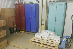 На предприятии в Саратове упал лифт с людьми