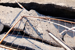 «Ходить негде. Ходить опасно»: в Саратове тротуар со свежим асфальтом проваливается под землю