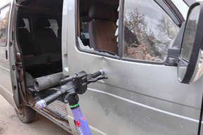 У Детского парка столкнулись «ГАЗель» и электросамокат: стекло машины оказалось разбито, а водитель второго транспортного средства исчез