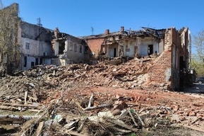 «Может рухнуть в любой момент»: неогороженные руины в центре Саратова возмутили горожан (дом был выявленным памятником, но мэрия добилась права его снести)