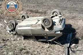 ВАЗ вылетел с дороги и перевернулся: есть пострадавшие