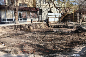 «Огромный котлован, жижа и робкая порванная ленточка…»: в центре Саратова появилась новая яма