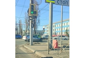 На оживлённом перекрёстке Саратова проваливаются машины: качество асфальта вызвало нехорошие подозрения у автомобилистов