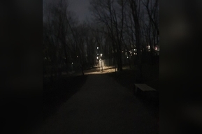 «Идёшь и не знаешь, куда от этой „цветомузыки“ деться»: горожанка рассказала об отсутствии нормального освещения на новой Кумысной поляне