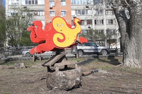 «Для кого-то это — образец порядка и чистоты»: мэрия Саратова оставила для детей, проживающих в районе Горпарка, только нечто похожее на бомжатник