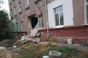 Вместо расселения аварийного дома, где уже обрушилась часть стены, власти вложат 8,5 миллиона рублей