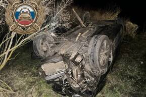 В Саратовской области на дороге перевернулась «Лада»: водитель погиб, двое пассажиров в больнице