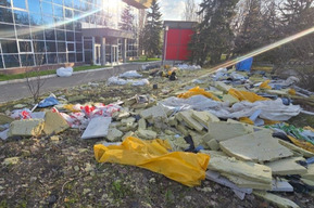 Непотребство в саратовском Парке Победы: газоны, музей боевой и трудовой славы, военные экспонаты и национальная деревня утопают в строительном мусоре