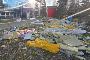 Непотребство в саратовском Парке Победы: газоны, музей боевой и трудовой славы, военные экспонаты и национальная деревня утопают в строительном мусоре