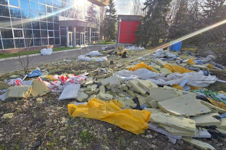 Непотребство в саратовском Парке Победы: газоны, музей боевой и трудовой славы, военные экспонаты и национальная деревня утопают в строительном мусоре