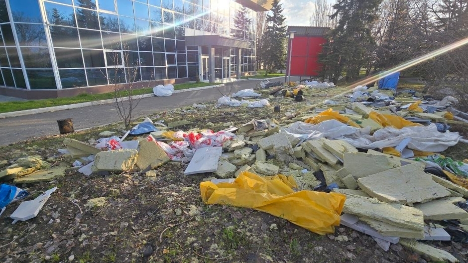 Непотребство в саратовском Парке Победы: газоны, музей боевой и трудовой славы, военные экспонаты и национальная деревня утопают в строительном мусоре